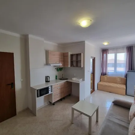 Apartments Primorsko アパートホテル 3*