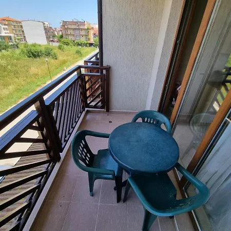 Apartments Primorsko アパートホテル