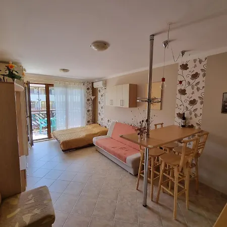 Apartments Primorsko 3* プリモルスコ