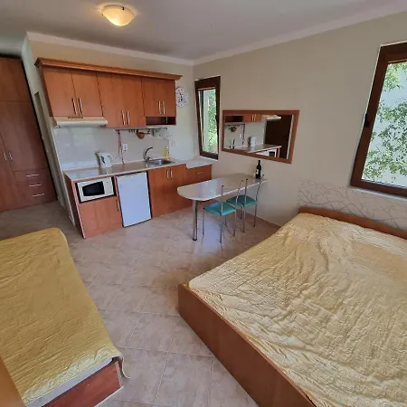 Apartments Primorsko アパートホテル プリモルスコ